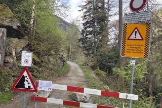La route de la Crettaz entre Gueuroz et les deux hameaux : La Crettaz et le Revé
